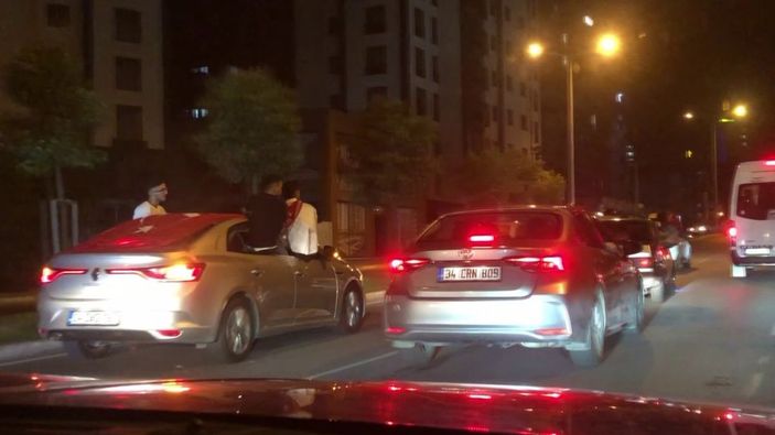 i Pendik’te asker uğurlama konvoyunda trafiği tehlikeye attılar