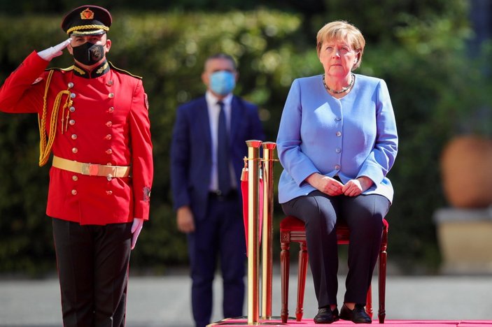 Angela Merkel, Arnavutluk’taki resmi törene oturarak katıldı