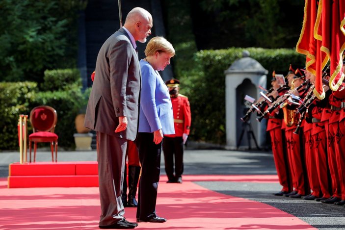 Angela Merkel, Arnavutluk’taki resmi törene oturarak katıldı