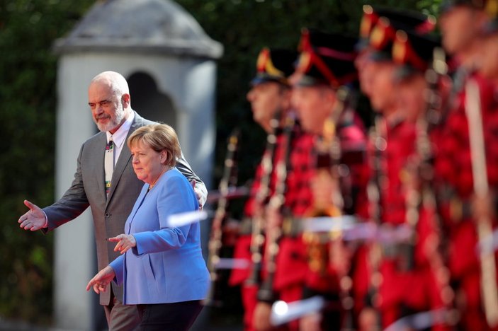 Angela Merkel, Arnavutluk’taki resmi törene oturarak katıldı