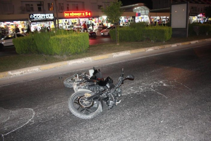 Antalya'da aşırı hızla seyir eden motosiklet sürücüsü, Alman turistlere çarptı