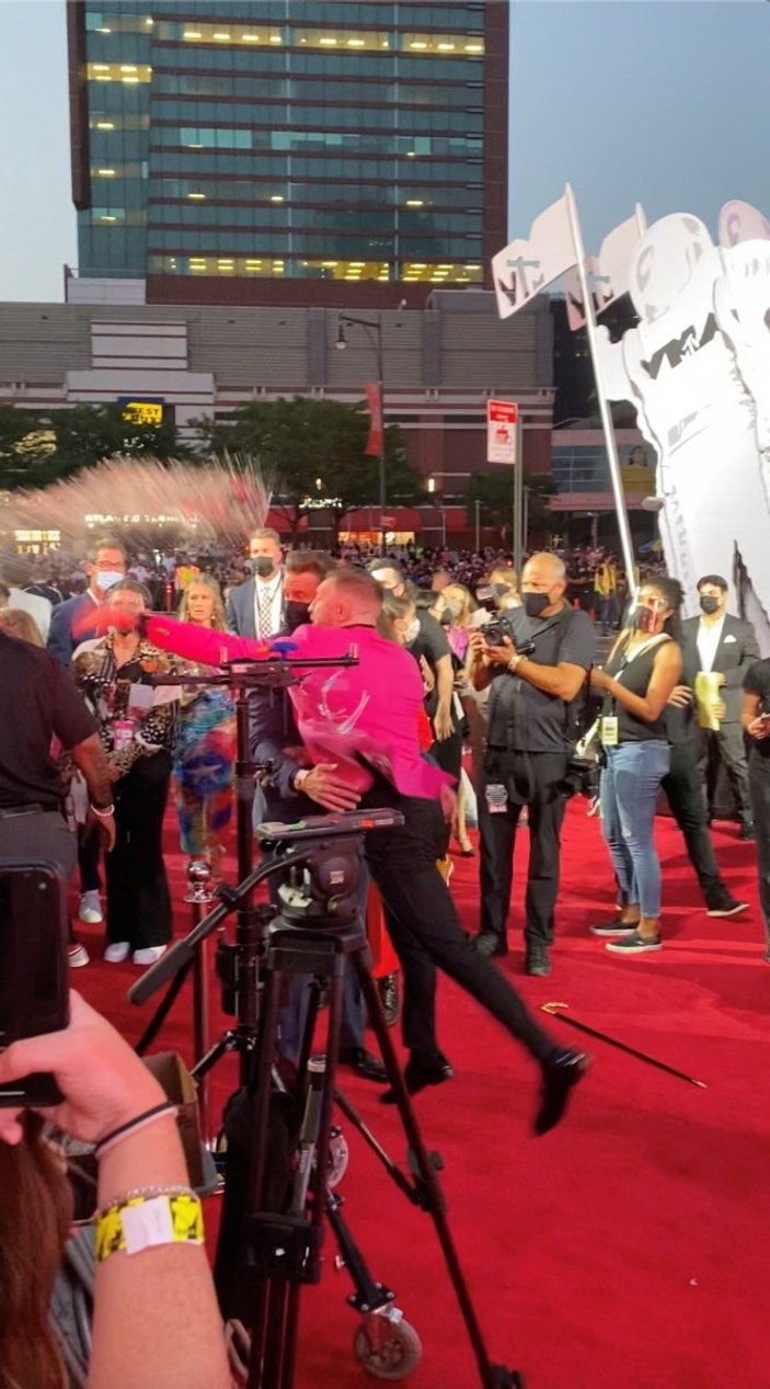 Conor McGregor ve Machine Gun Kelly arasında fotoğraf kavgası