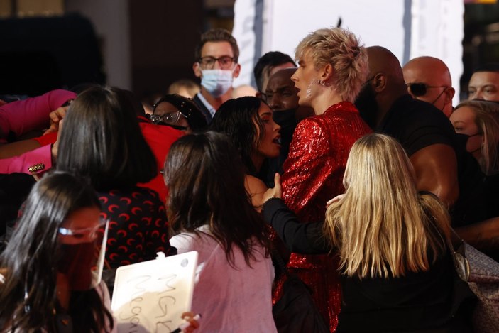 Conor McGregor ve Machine Gun Kelly arasında fotoğraf kavgası