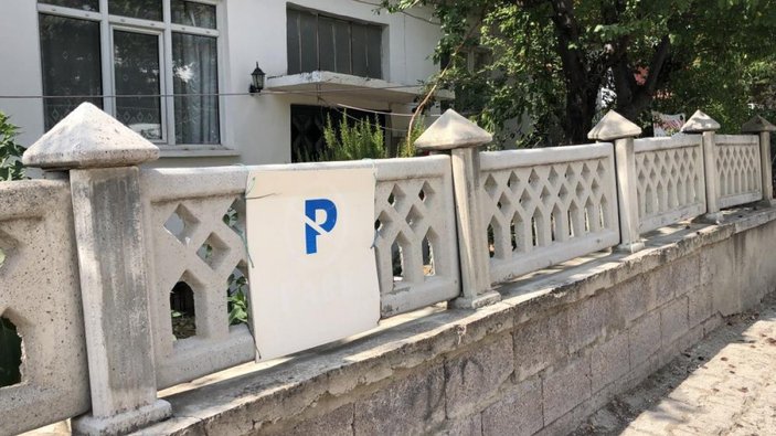 Isparta'da komşularına kızan kadın pankart astı: Aracını buraya park eden şerefsizdir