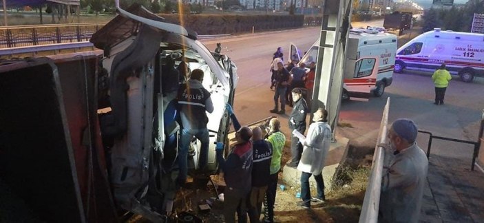 Çorum'da üst geçide çarparak sürüklenen tırın sürücüsü hayatını kaybetti