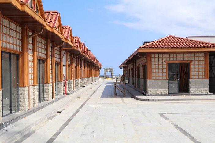 Dünyanın en büyük çay bardağının camları takılmaya başladı