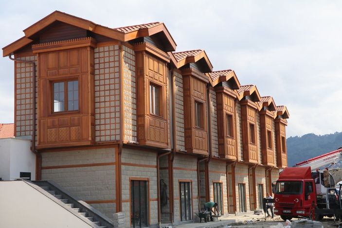 Dünyanın en büyük çay bardağının camları takılmaya başladı