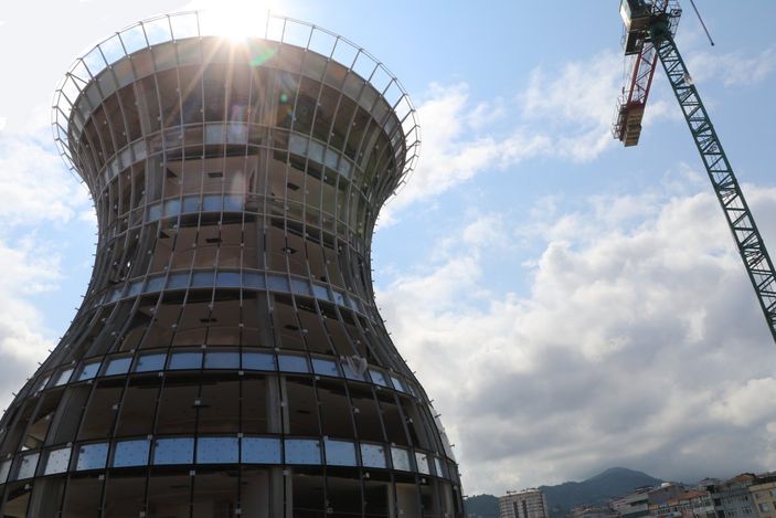 Dünyanın en büyük çay bardağının camları takılmaya başladı