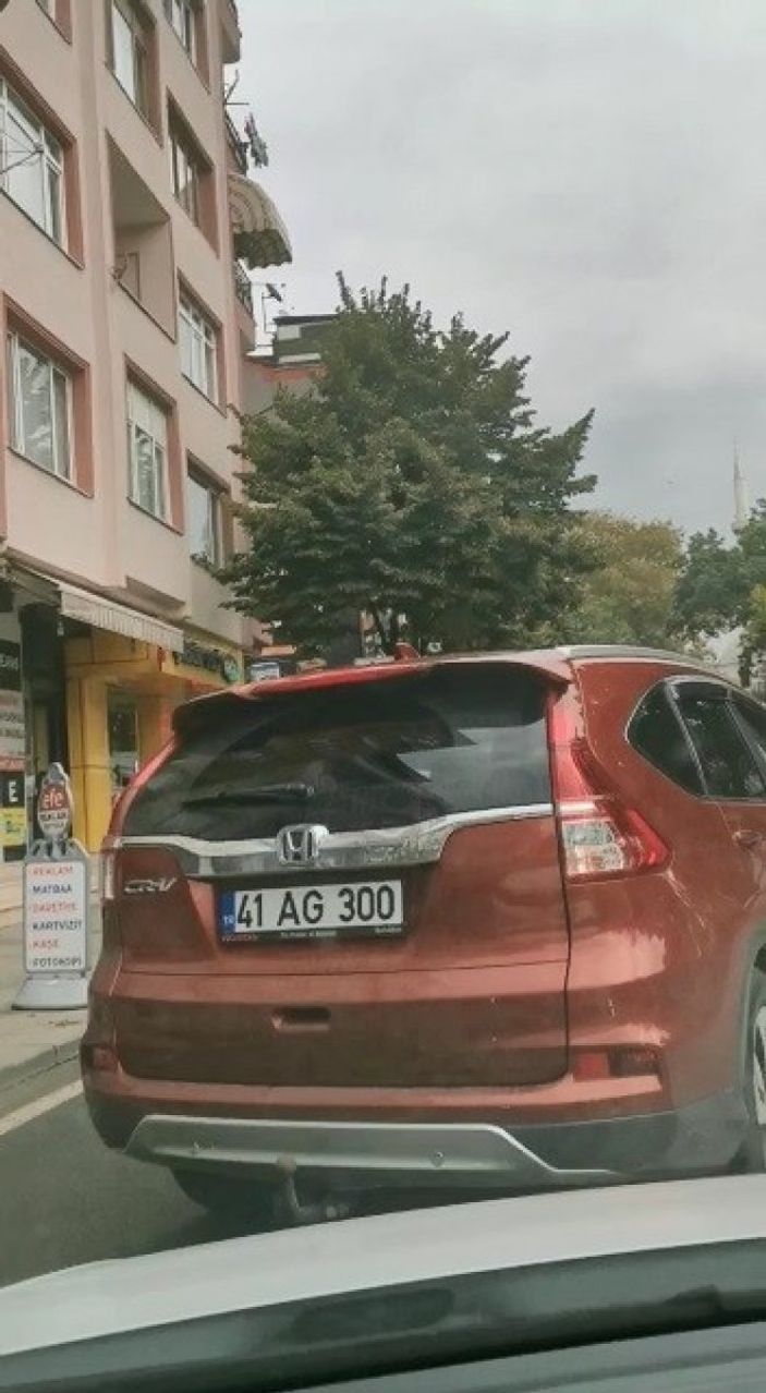 i Kocaeli'de yol ortasında aracından inen kadın sürücü, hemcinsine saldırdı