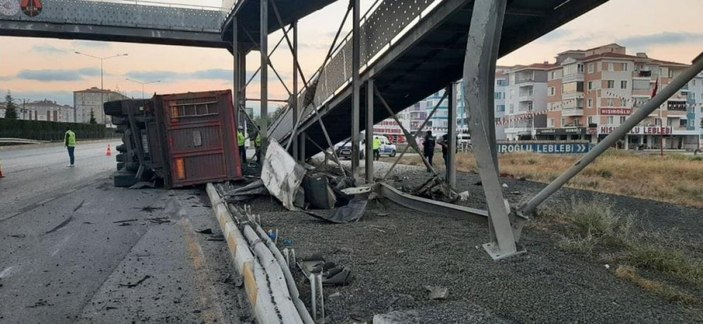 Çorum'da üst geçide çarparak sürüklenen tırın sürücüsü hayatını kaybetti