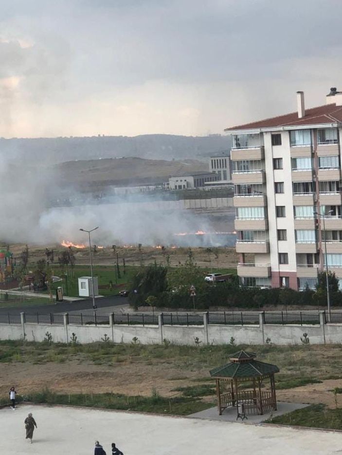 i Ankara'da yıldırım düşen boş arazide yangın çıktı