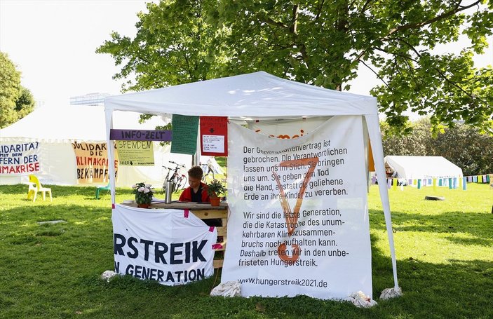 Almanya'da bir grup, iklim krizine farkındalık için açlık grevinde