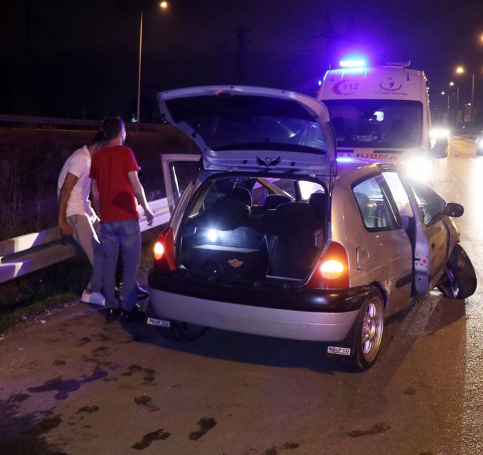 i Sakarya'da kaza yapan alkollü sürücü hastaneye gitmeyi reddetti
