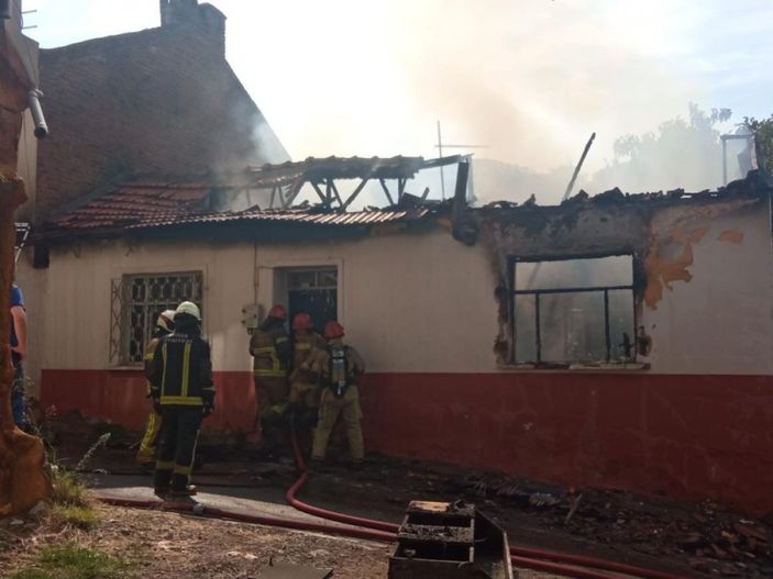 Bursa'da kullanılmayan ahşap evi yakan tinerci izini kaybettirdi