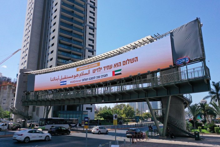 BAE, normalleşmeyi kutlamak için İsrail'de pankartlar astı
