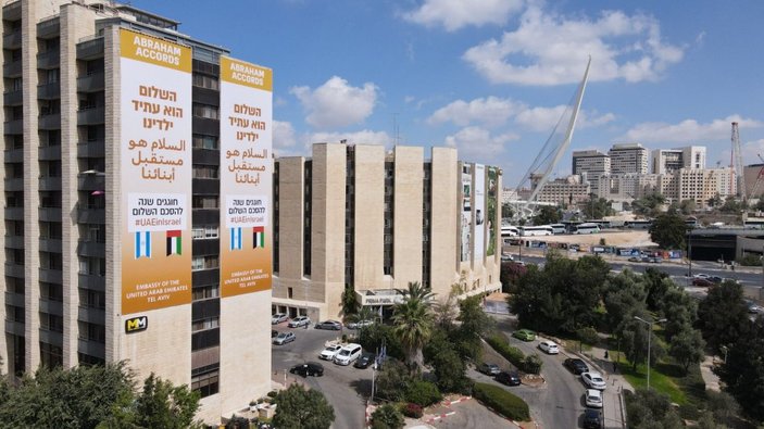 BAE, normalleşmeyi kutlamak için İsrail'de pankartlar astı