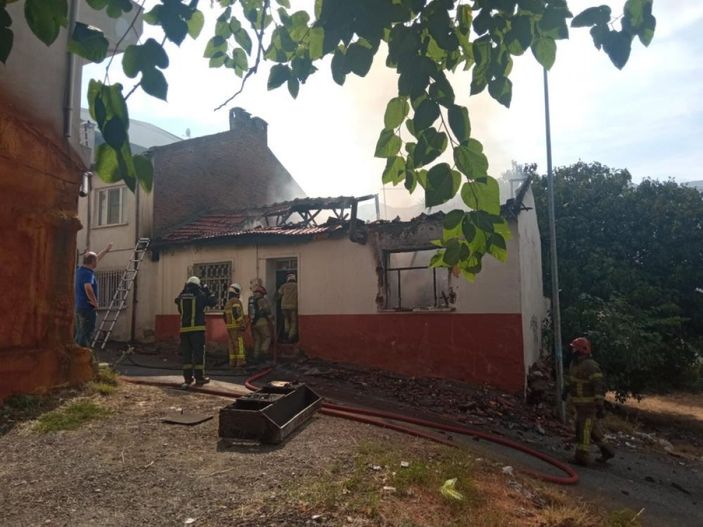 Bursa'da kullanılmayan ahşap evi yakan tinerci izini kaybettirdi