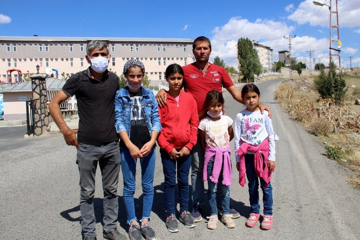 Erzurum’da fedakar baba: Çocuklarını okul servisine sırtında taşıyor