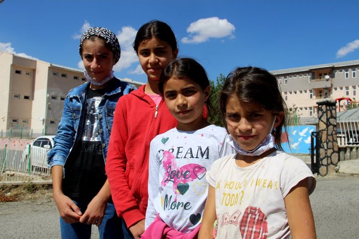 Erzurum’da fedakar baba: Çocuklarını okul servisine sırtında taşıyor