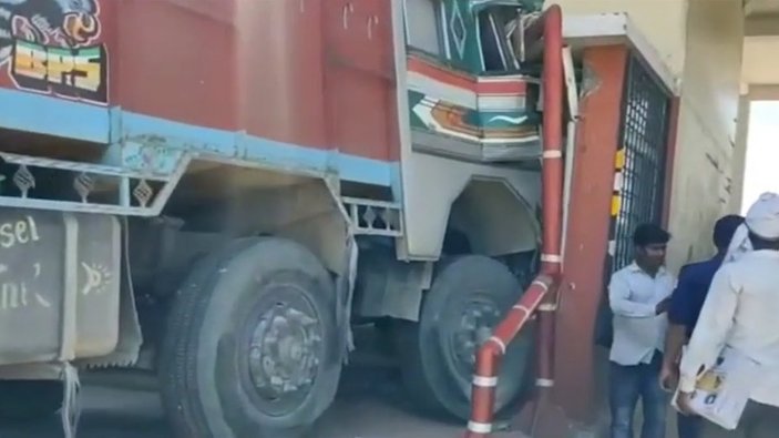 Hindistan'da gişe çalışanı, kamyon kazasından kıl payı kurtuldu