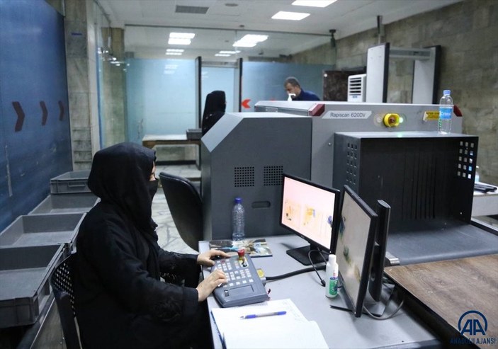 Kabil'de havalimanında çalışan kadınlar, işlerine geri döndü