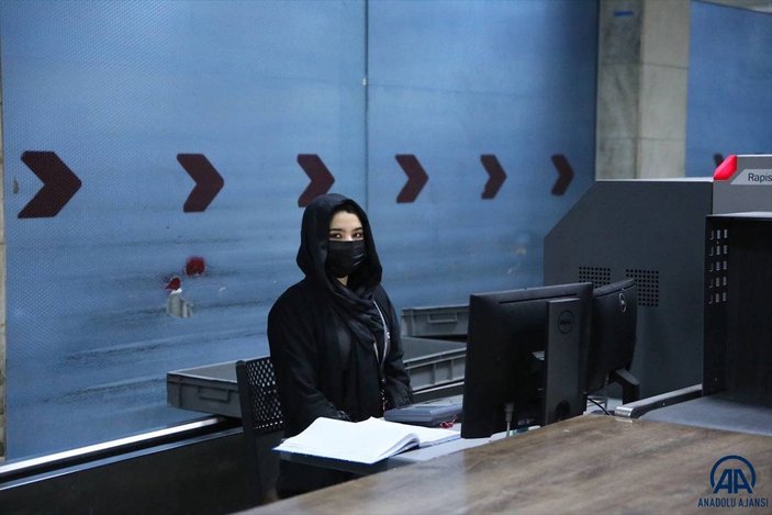 Kabil'de havalimanında çalışan kadınlar, işlerine geri döndü
