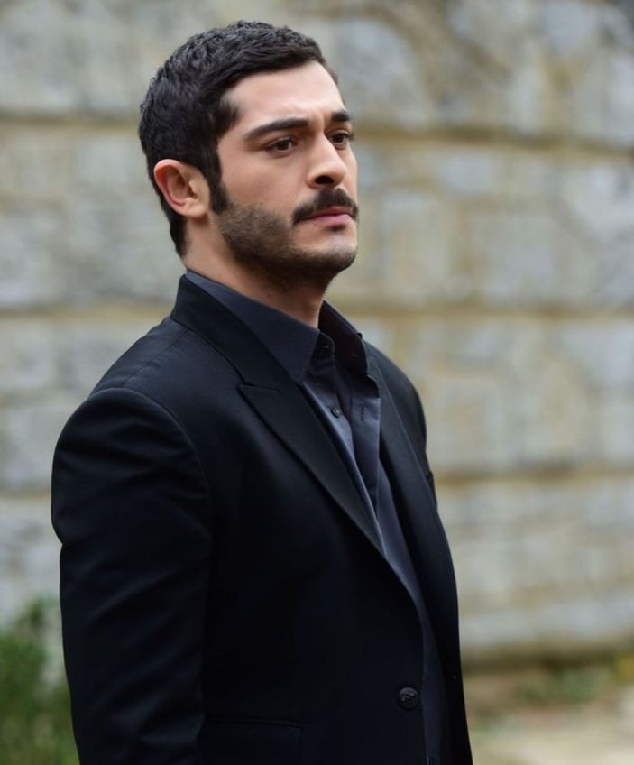 Parmak ısırtan kadro! İşte Serenay Sarıkaya ve Burak Deniz'li Şahmeran dizisinin oyuncuları