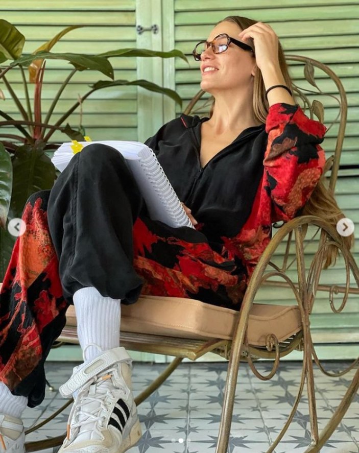 Senaryoyu eline aldı! Serenay Sarıkaya'dan 'Şahmeran' paylaşımı: Geliyor gelmekte olan...