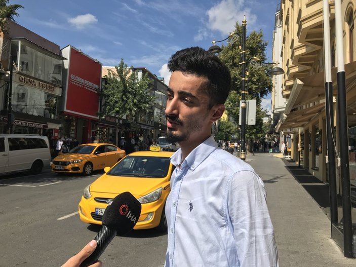 İstanbul’da taksi sürücüsü, araçta unutulan paraları sahiplerine ulaştırdı