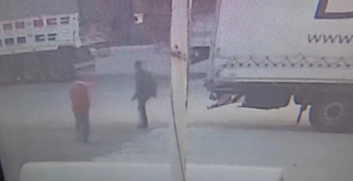 Tekirdağ’da tıra kaçak binmeye çalışan 2 göçmen, bekçiye silah çekti