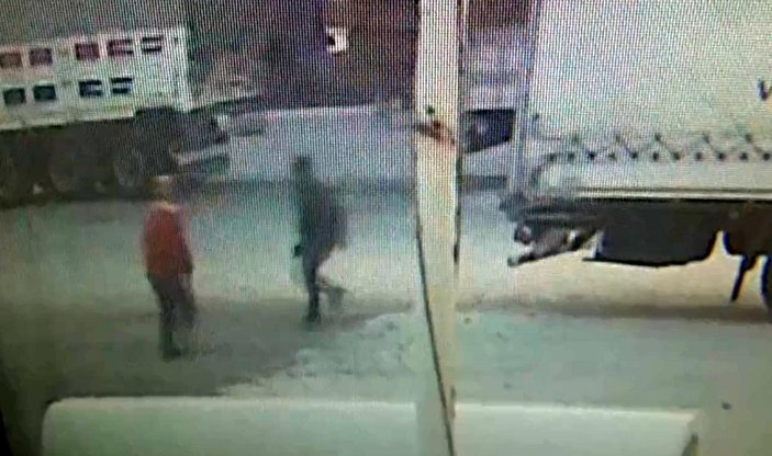Tekirdağ’da tıra kaçak binmeye çalışan 2 göçmen, bekçiye silah çekti