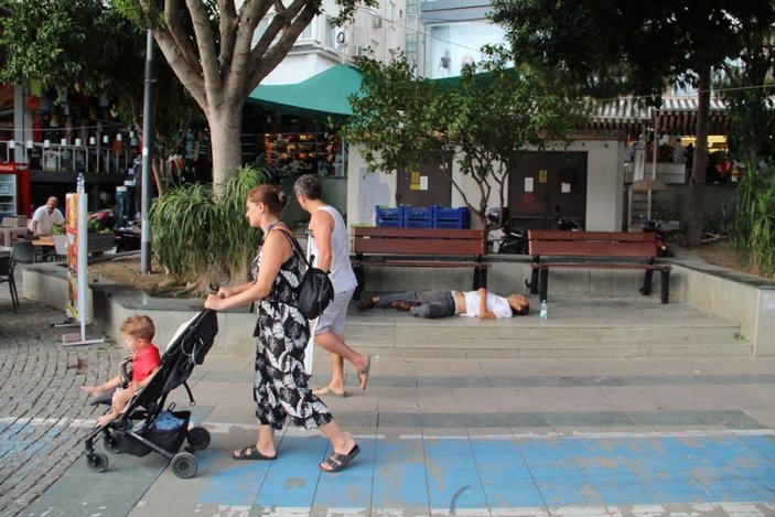 Antalya'da yerde yatan sarhoş adam, polis ekiplerine zorluk çıkardı