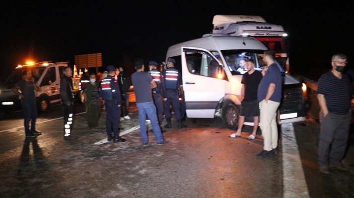 Edirne'de tırın yola devrilmesi sonucu 6 kişi yaralandı