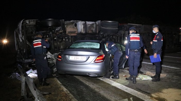 Edirne'de tırın yola devrilmesi sonucu 6 kişi yaralandı