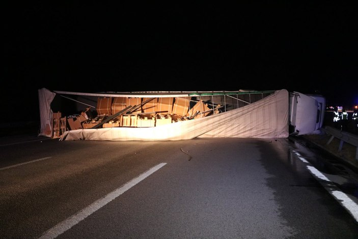 Edirne'de tırın yola devrilmesi sonucu 6 kişi yaralandı