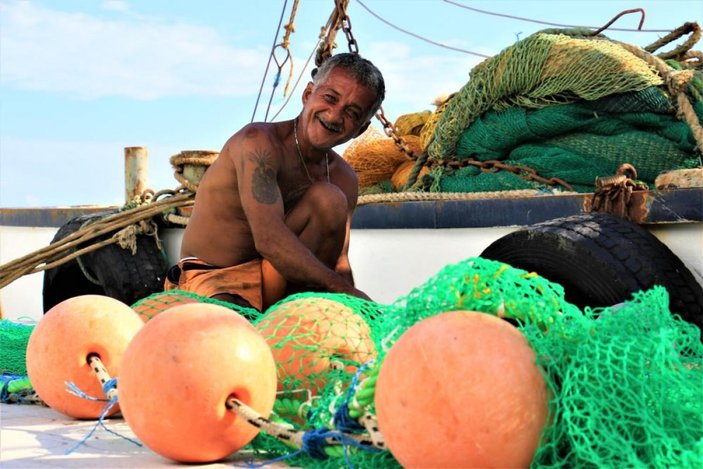 Mersin'de av yasağı kalktı, balıkçılar ağlarını denize attı