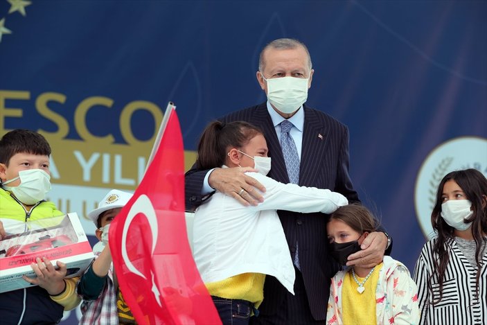 Cumhurbaşkanı Erdoğan'a çocuklardan yoğun ilgi