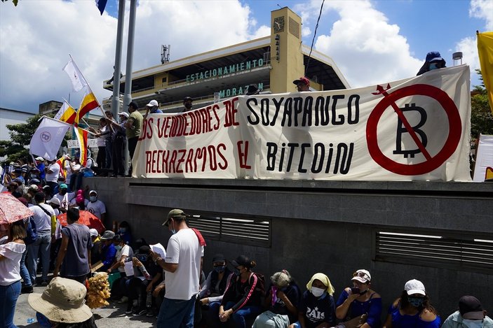 El Salvador'da Bitcoin karşıtı gösteri