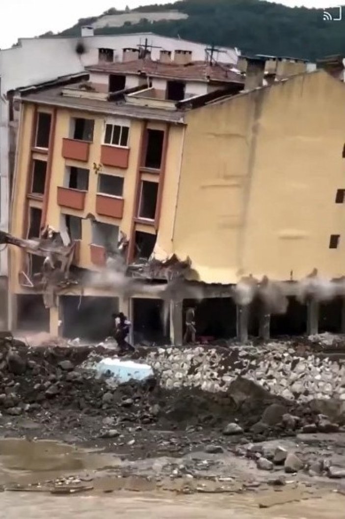Kastamonu'da binaların yıkımı esnasında enkazdan son anda kaçtılar