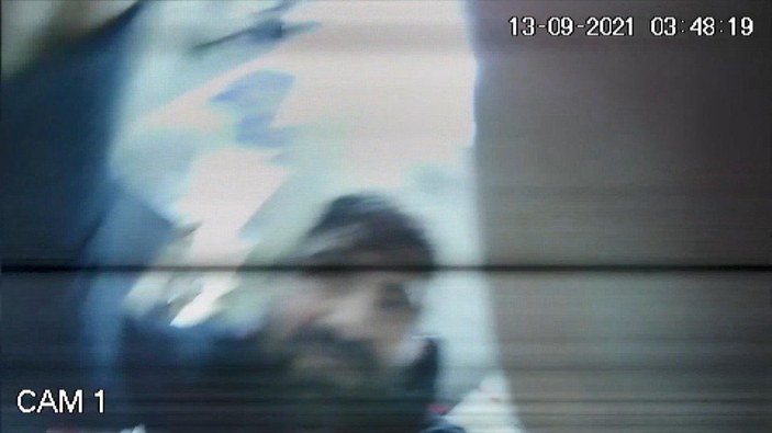Bursa’da, defalarca girdikleri sitenin güvenlik kamerasını çaldılar
