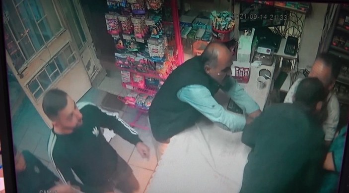 Sultangazi’de, akraba marketçiler arasında silahlı müşteri kapma kavgası