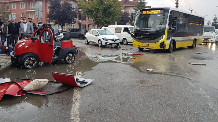 Bursa’da, elektrikli araç otobüsle çarpıştı, 3 öğrenci yaralandı
