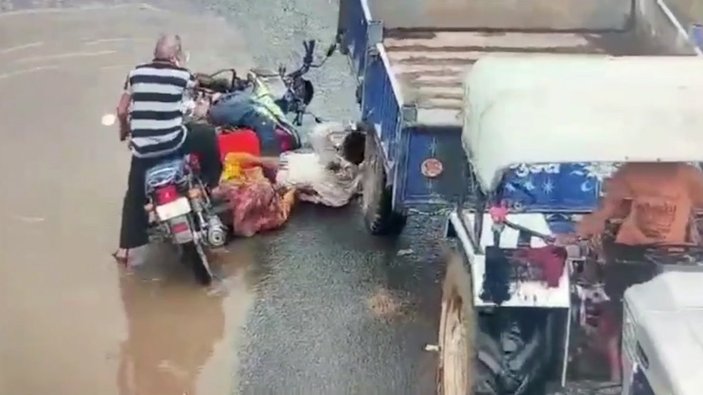 Hindistan’da motosikletli adamın kafasını traktör ezdi
