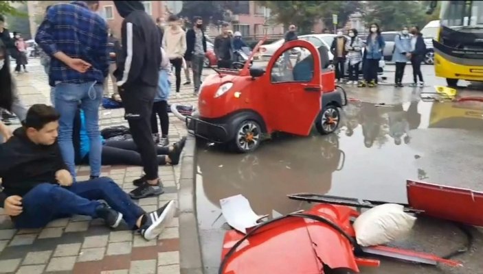 Bursa’da, elektrikli araç otobüsle çarpıştı, 3 öğrenci yaralandı