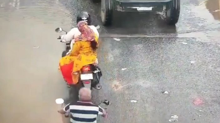 Hindistan’da motosikletli adamın kafasını traktör ezdi