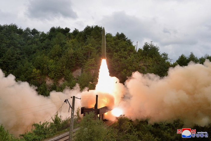 Kuzey Kore, trenden balistik füze fırlattı