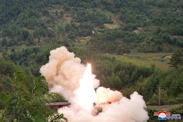 Kuzey Kore, trenden balistik füze fırlattı
