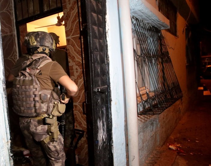 Adana'da torbacılara baskın: 10 şüpheli yakalandı