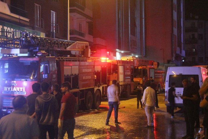 Van’da iş yerinde çıkan yangında vatandaşlar seferber oldu: 3 yaralı