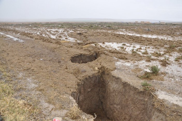 Konya’da, toprakta dev yarıklar oluştu